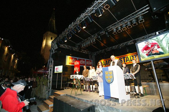 2008.09.27_21.04.16.JPG - Pfarrer Schlgelhofer: "Der Name 'Michael' bedeutet 'Wer ist wie Gott?'. Wir sind's nicht, aber auf dem Weg dazu."