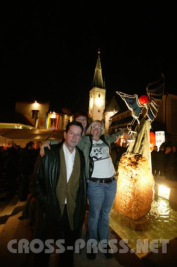 2008.09.27_22.29.57.JPG - Josef Sndemann, Claudia Mayrhofer und Gabriele Prinz am Michaelsbrunnen.