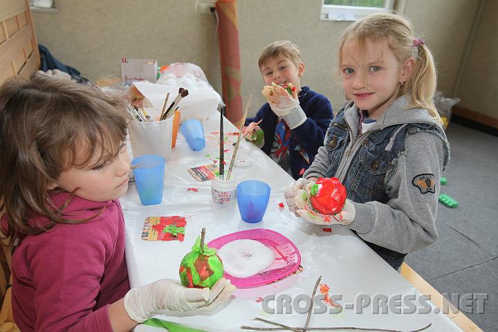 2009.05.16_11.07.32.jpg - Bastelecke der Hilfswerk-Kinderbetreuung.