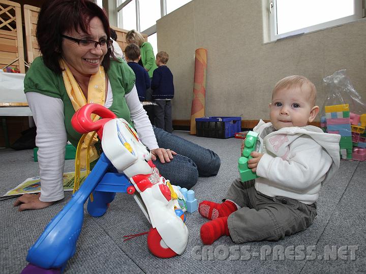 2009.05.16_11.22.21.jpg - Klein Mira mit Tante Christine.