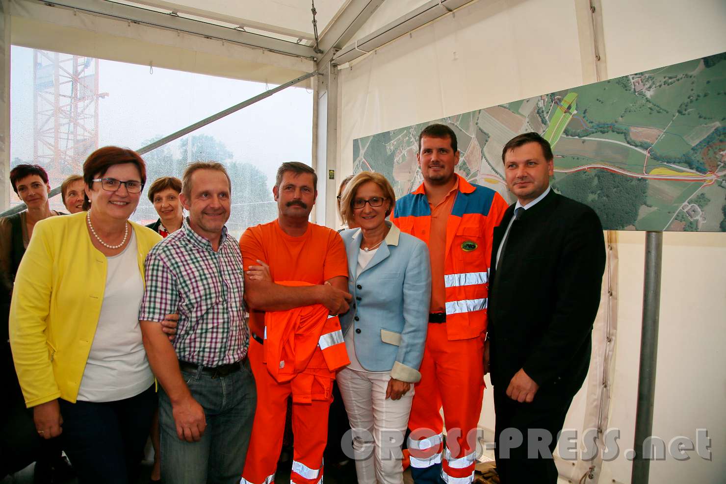 2017.07.24_18.12.59.jpg - LAbg. Hinterholzer, LH Mikl-Leitner und BR Pum mit dem Seitenstettner Feuerwehrkommandanten und Baustellenleitern.