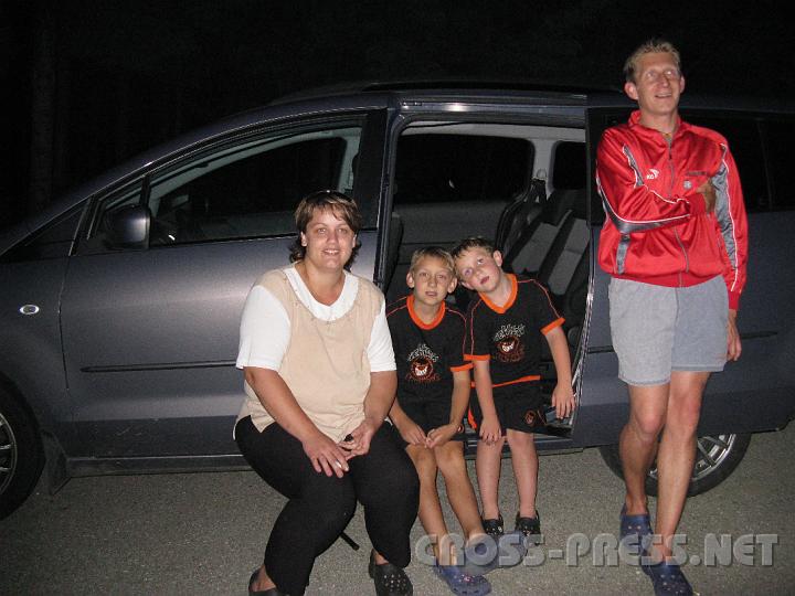 2008.06.20_22.23.28.JPG - Familie Hfler mit Sebastian und Fabian kamen von Weistrach nach St.Peter, um sich das Perterlfeuer samt Feuerwerk anzuschauen.