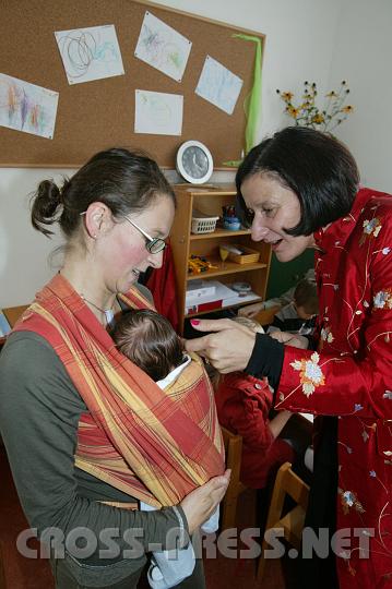 2008.09.27_12.23.16.JPG - So ein kleines Menschenwesen ist doch ein groes Wunder!Johanna Mikl-Leitner staunt...