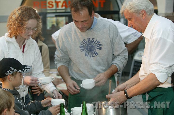 2008.10.19_17.06.17.JPG - Primar Dr. Peter Chocholka und LA Bgm. Mag. Johann Heuras verteilen das Gourmet Ergebnis ihrer Kochknste.