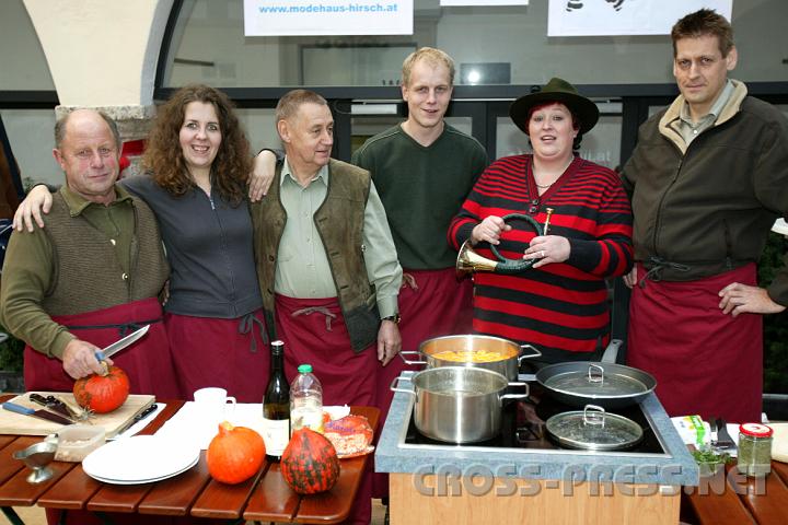 2008.10.18_16.06.15.JPG - "St.Peter kocht und isst gesund", hier die Mostvierler Krbissuppe.  Kochshow mit Vertretern der Jgerschaft.  V.l.n.r.: Bert Mayr, Julia Engelke, Josef Leeb, Richard Kriffter, Moderatorin Ingrid Kaubeck und Christian Leeb.