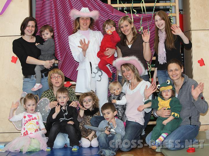 2009.02.22_16.02.28.jpg - Organisatorin des "Kleinkinder-Faschings" und Eltern-Kind Vereinsleiterin Lisa Kaindl (vorne, mit rosa Hut) mit Mitarbeiterinnen Verena Schaupp, Tina Haberfehlner (vorne);  Petra Zach, Enik Puppenberger, Ramona Schacherlehner und Angelika Losbichler.