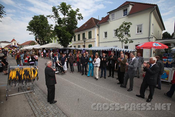 2009.06.21_10.08.48.jpg - Seit 30 Jahre dient das kirchliche Fest, ausser der Glauben, auch der Volkskultur, Sport und nicht zuletzt der Wirtschaft.  Brgermeister OSR Wieser bei der Erffnung der Gewerbeschau.