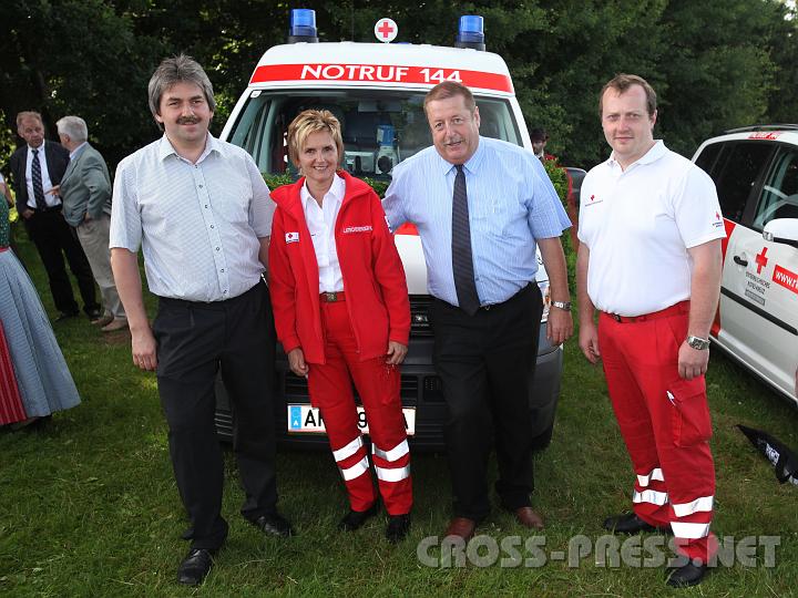 2009.07.19_16.45.30.jpg - Bez.Stellenleierin Kathrin Latschenberger und ihr Stv. Christian Matzenberger mit den Sponsoren Josef Kronsteiner von Fa. Haustechnik Schirghuber und Johann Scharnreitner von der gleichnamigen Tischlerei.