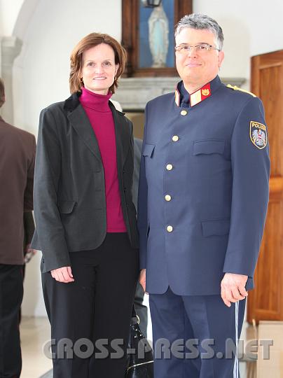 2010.03.12_15.08.58.jpg - Bezirkshauptfrau Mag. Martina Gerersdorfer und Bezirkspolizeikommandant Horst Schmutzer.