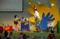 06.11.05_273 Zauberspa mit Zauberclown Poppo. Die kleine Assistentin ist keine Profi-Zauberin, sondern eine Freiwillige aus dem Publikum.  http://poppo.at