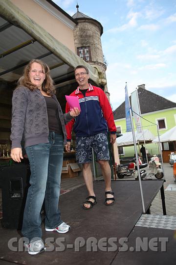 2009.06.20_20.04.24.jpg - Maria Rohrhofer hebt ab bei der Bekanntgabe, dass sie einen Rundflug gewonnen hat.  Organisator Helfried Bauer spendiert den Piloten dazu: seinen Sohn. :)