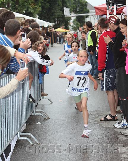 2009.06.20_17.48.42.jpg - Eva Hammelmller aus Haag, Siegerin d. Jg. 1999/2000, beim Zieleinlauf.