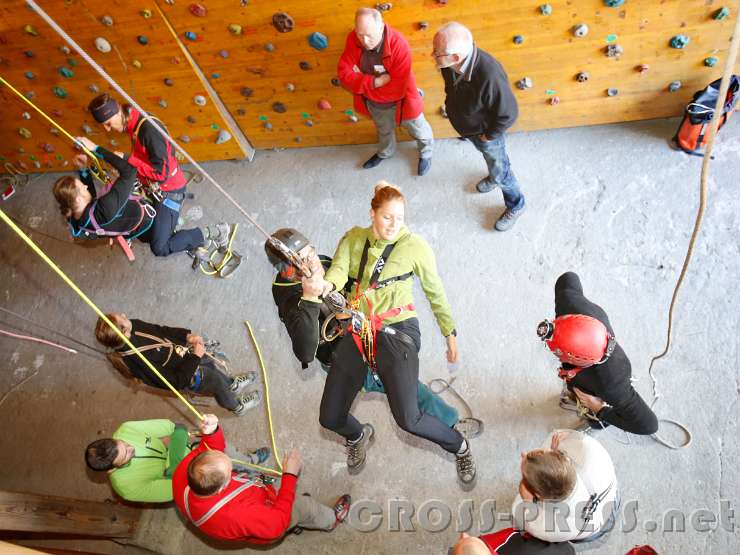 2015.10.24_12.25.14.JPG - Übung der Rettung eines im Seil hängenden Verüngklückten, von unten. Im "Kletterstadel bei Heil" in Spital am Pyhrn.