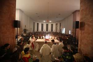 JugendVigil 3.2015 Altarraum voll Jugendlicher