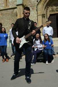 2015.04.20_10.32.59 Ein junger Priester mit E-Gitarre.