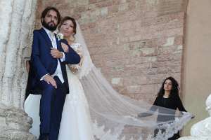 1. kroatische Votiv-Radwallfahrt nach Rom Brautpaar vor der Kirche 
